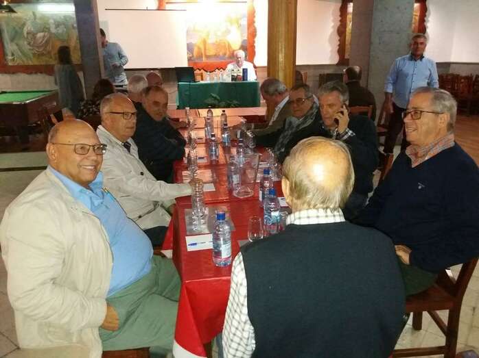 La cata estuvo dirigida por el maestro ronero y enólogo Santiago Bronchales (Foto TA)