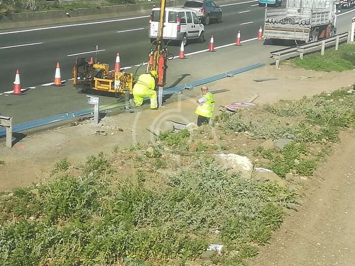 Los operarios de Carreteras, este viernes colocando la valla (Foto TA)