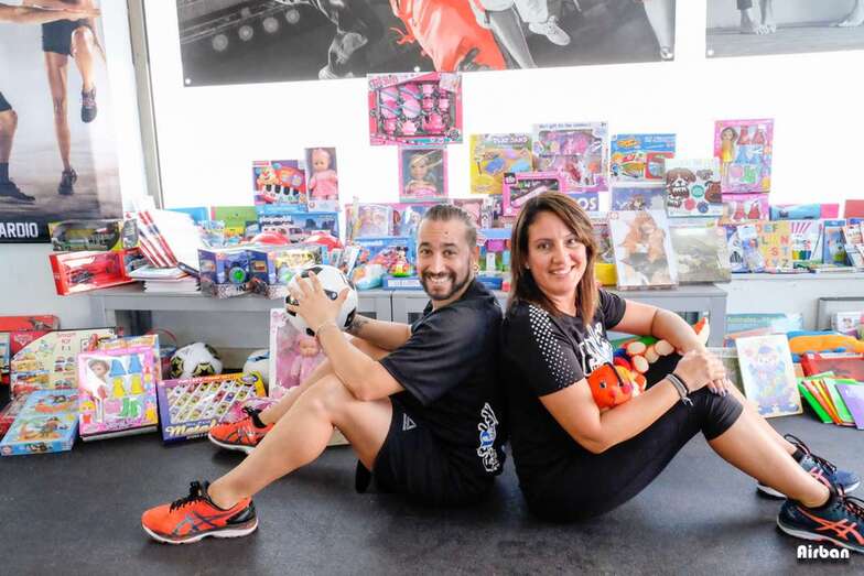 Ls propietarios de Fair Play, Raquel Rodríguez y Yeray Ojeda, delante de los juguetes recolectados durante la campaña (Foto Juan F. Sanabria)
