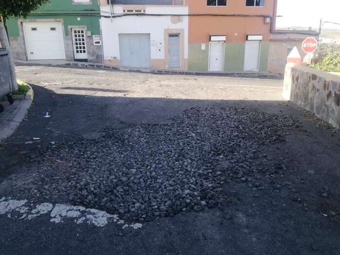Uno de los socavones afecta prácticamente a toda la calzada (Foto TA)