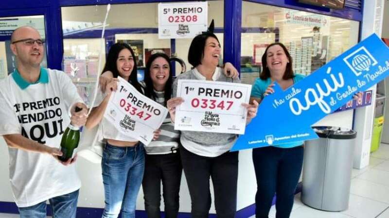 Alberto Suárez, gerente de La Brujita, junto a sus empleadas (Foto Canarias7 / Arcadio Suárez)