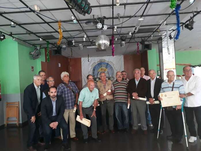 Los 9 de los 44 nuevos socios de honor que asistieron al acto (Foto TA)