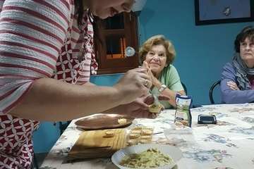 Taller de platos navideños en la AV Cristo de Telde (Foto TA)