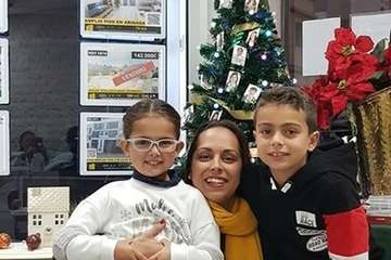 Rif Inmobiliaria se vuelca con familias necesitadas de Casas Nuevas (Foto TA)