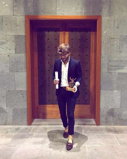 Castro con el premio y el diploma que recibió anoche en Guía (Foto TA)