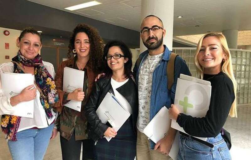 En la foto, de izquierda a derecha: Ruth Carretero (trabajadora social), Paula Boza (enfermera), Saray Valiente (médica internista y directora de la unidad), Jonathan Martel (enfermero) y Alicia Soto (enfermera) (Foto TA)