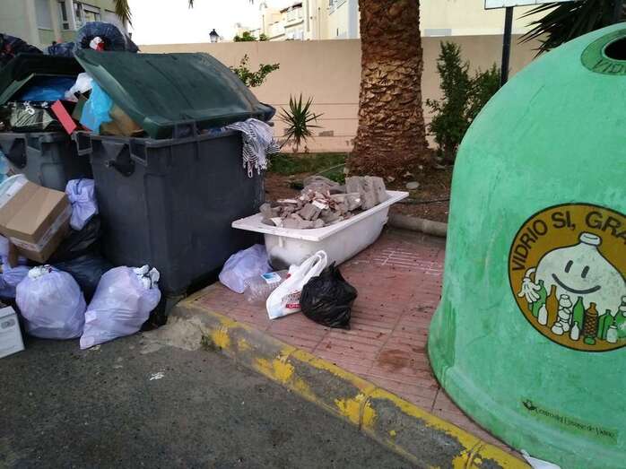 Escombros y bolsas de basura se acumulan en San Antonio junto a los puntos de contenerización (Foto TA)