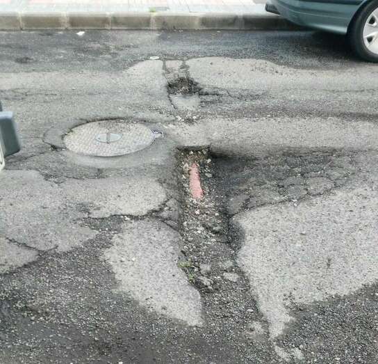 Baches y socavones en una calle de Telde (Foto TA)