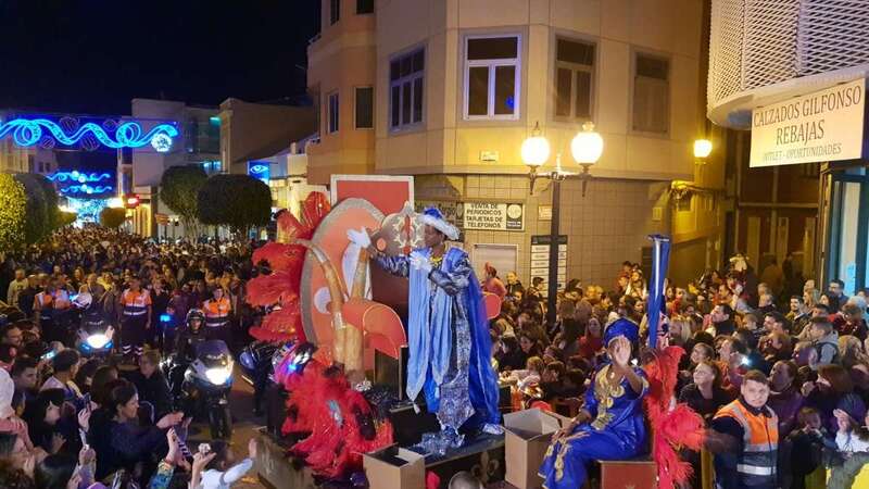 Baltasar en su carroza, a su paso por la plaza de Los Llanos (Foto TA)