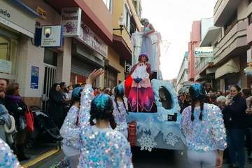 La Cabalgata Real recorre la zona comercial de Los Llanos de Telde (Foto Antonio Alí y Francisco Javier Santana)