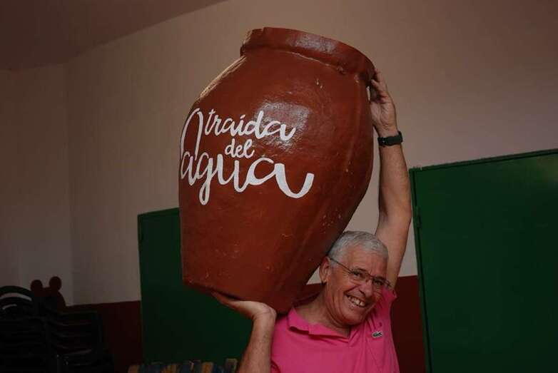 Antonio Santana con una tinaja de la Traída del Agua