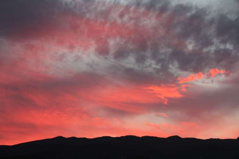 Cielo rojizo sobre la zona alta de Telde (Foto Jesús Ruiz Mesa)