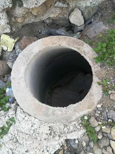 Los vecinos reclaman al Ayuntamiento que tapie los huecos (Foto TA)