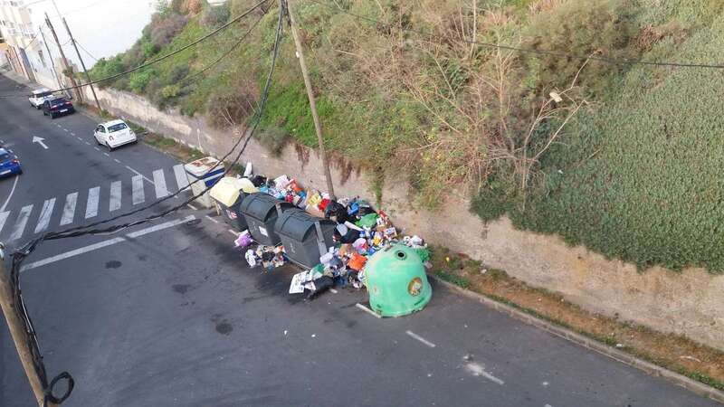 Imagen del reboso de los contenedores en la calle Roque del Salmor (Foto TA)