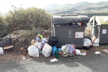 Basura acumulada en un punto de recogida de la calle de Galicía, en el Balcón de Telde (Foto TA)