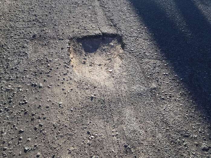 Imagen de uno de los muchos baches que existen en las calles de Playa del Hombre (Foto TA)