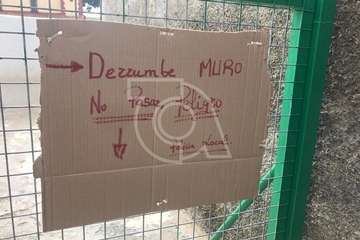 El edil Juan Antonio Peña con vecinos de la zona de La Higuera Canaria (Foto TA)