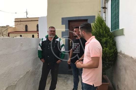 El edil Juan Antonio Peña con vecinos de la zona de La Higuera Canaria (Foto TA)