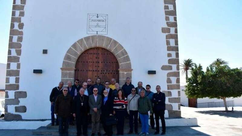 Imagen de los sacerdotes en el acceso a la ermita de Juan Grande (Foto C7)