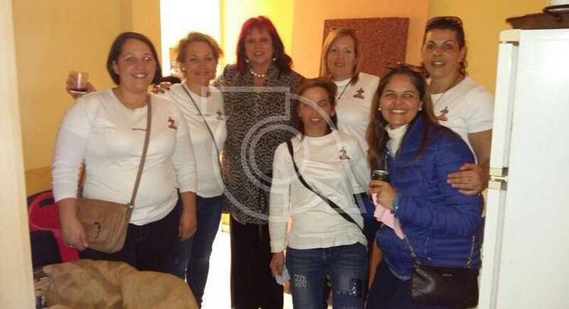 Saro Sosa con miembros del colectivo vecinal (Foto TA)