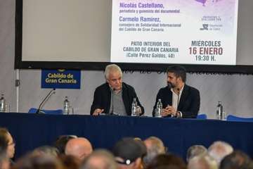 El Patio del Cabildo de Gran Canaria acogió esta tarde noche la proyección del desgarrador documental El naufragio. 30 años de memoria sumergida (Foto TA)