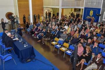 El Patio del Cabildo de Gran Canaria acogió esta tarde noche la proyección del desgarrador documental El naufragio. 30 años de memoria sumergida (Foto TA)
