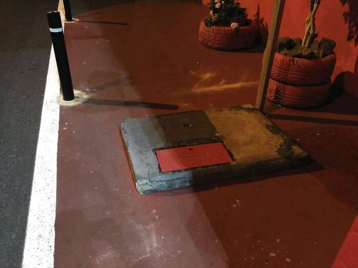La tapa sobresale unos centímetros por encima del nivel de la acera (Foto TA)