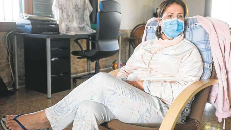 Vanessa González está recién operada, vive en El Cardonal y para ella es un suplicio usar la carretera que les une con el resto del mundo (Foto C7)