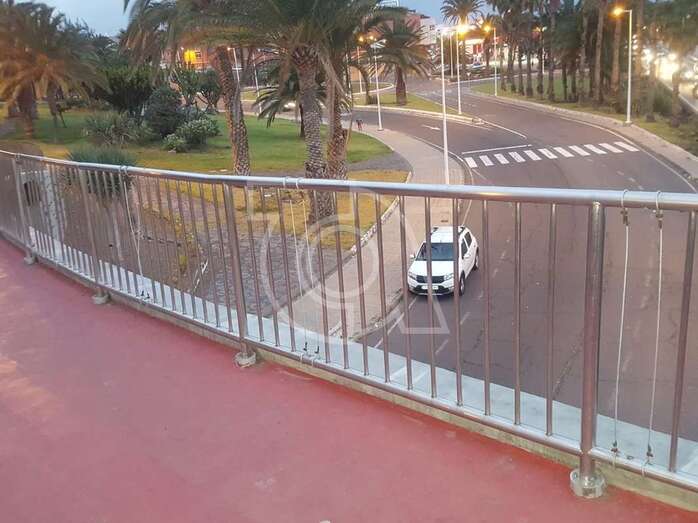 Cables acerados colocados en el lugar de los barrotes desprendidos (Foto TA)