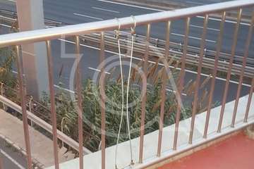 Remiendos en el paso peatonal elevado de Las Remudas (Foto TA)