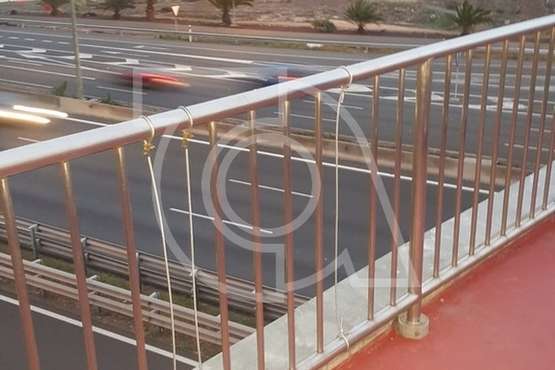 Remiendos en el paso peatonal elevado de Las Remudas (Foto TA)