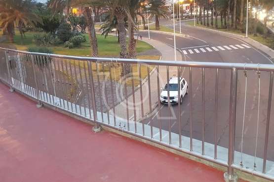 Remiendos en el paso peatonal elevado de Las Remudas (Foto TA)