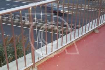 Remiendos en el paso peatonal elevado de Las Remudas (Foto TA)