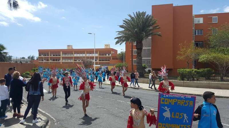 Imagen de la comparsa Los Diamantes, en un pasacalles por Las Remudas (Foto TA)