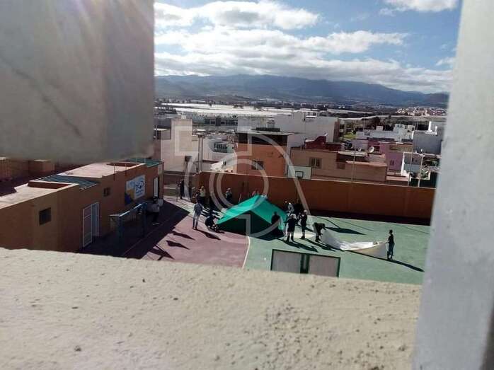 Montaje de una carpa en la cancha de Melenara, días atrás (Foto TA)