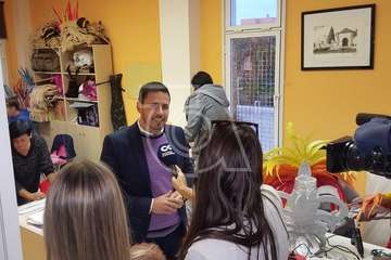 El vicepresidente del Gobierno visita a la comparsa Los Diamantes en Las Remudas (Foto TA)