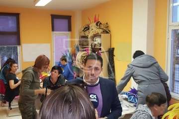 El vicepresidente del Gobierno visita a la comparsa Los Diamantes en Las Remudas (Foto TA)