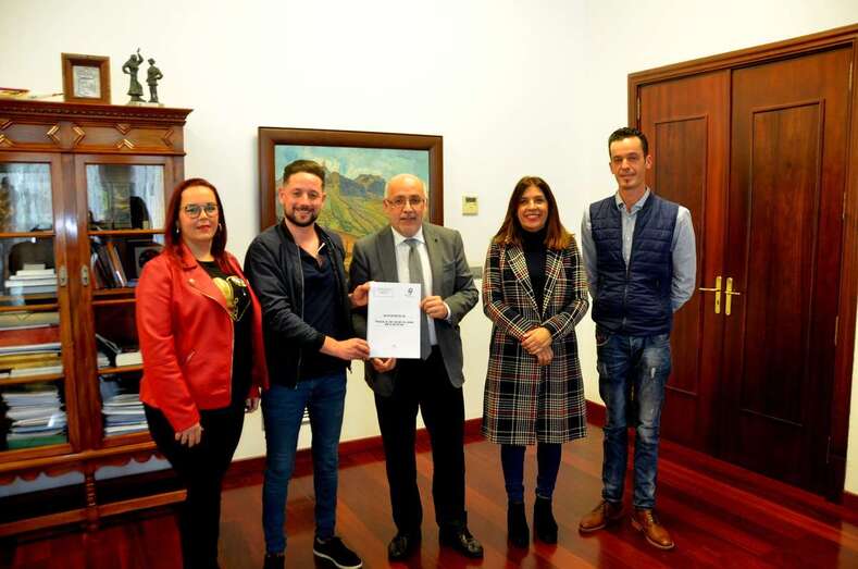 Los vecinos entregaron la agenda de prioridades al presidente insular (Foto TA)