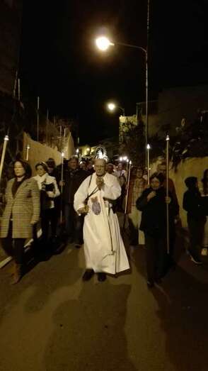 Momento de la procesión de anoche por las calles del barrio (Foto Carmelo Santana)
