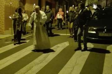 La procesión de las antorchas ilumina a Tara (Foto Carmelo Santana)