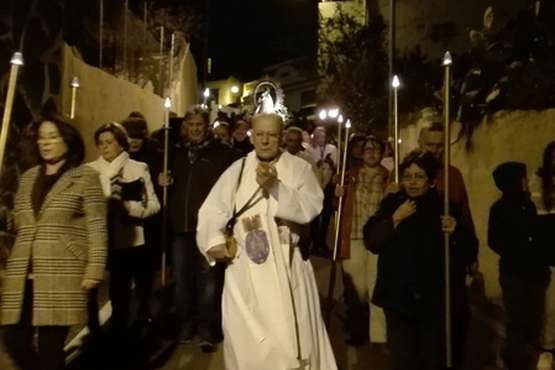 La procesión de las antorchas ilumina a Tara (Foto Carmelo Santana)