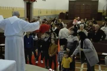 La procesión de las antorchas ilumina a Tara (Foto Carmelo Santana)