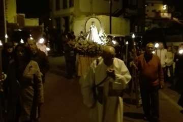 La procesión de las antorchas ilumina a Tara (Foto Carmelo Santana)