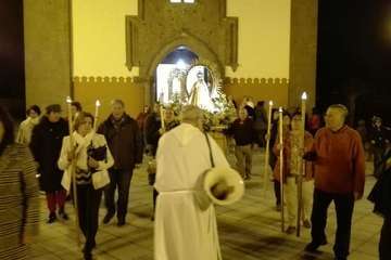 La procesión de las antorchas ilumina a Tara (Foto Carmelo Santana)