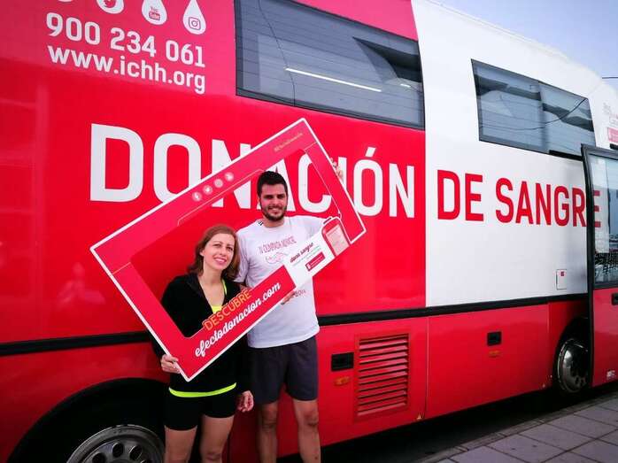 Imagen de dos de las personas que se han acercado hasta la unidad móvil del ICHH (Foto TA)