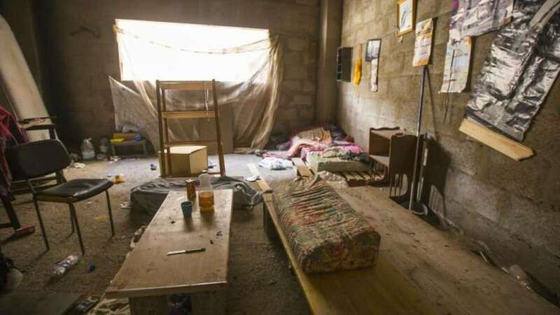 Vista de camerino habilitado por el sin techo que habita en el inacabado palacio (Foto Borja Suárez/C7)