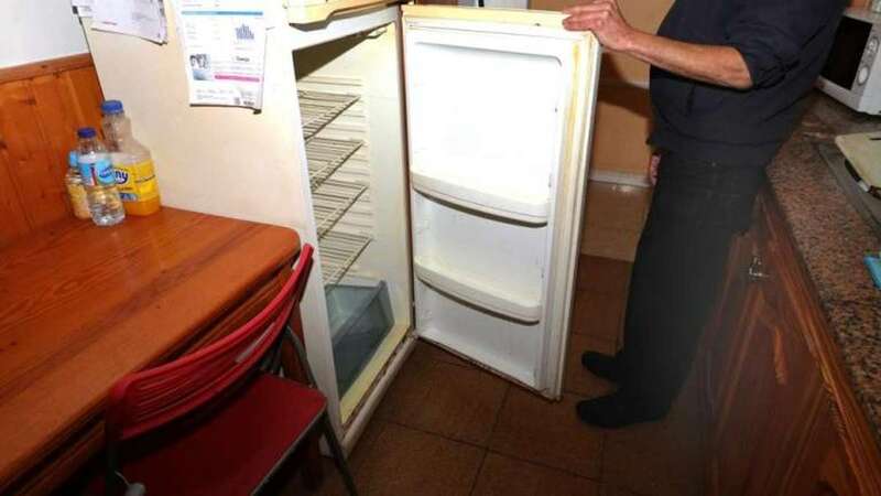 La nevera está vacía. Es un mueble sin uso desde hace 8 meses. Al menos les sirve para colgar las facturas de la luz. Su verdadera cruz (Foto Francisco Socorro/C7)