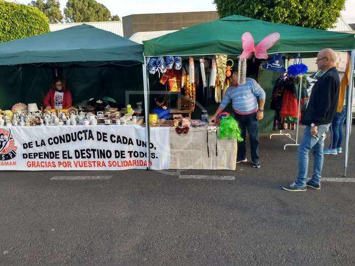 Puesto solidario de la RSP de Jinámar en el mercadillo dominical (Foto TA)
