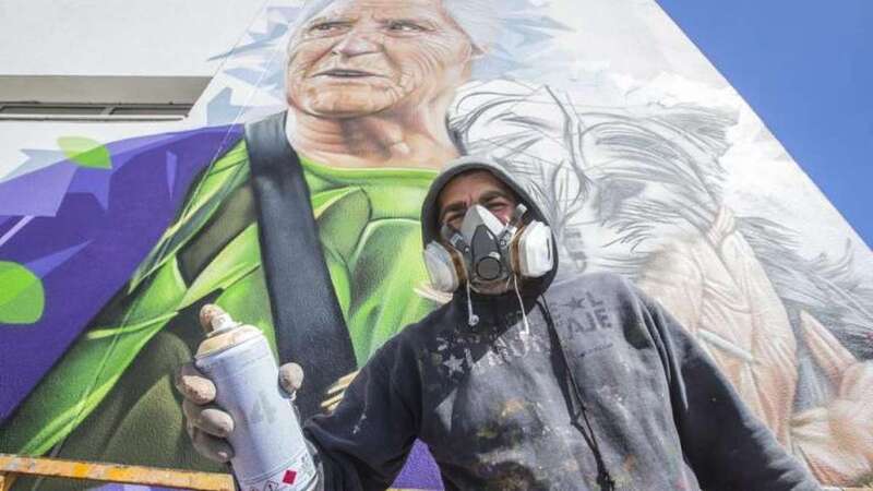 La alcaldesa Carmen Hernández supervisó el trabajo del muralista Matías Mata (Foto TA)
