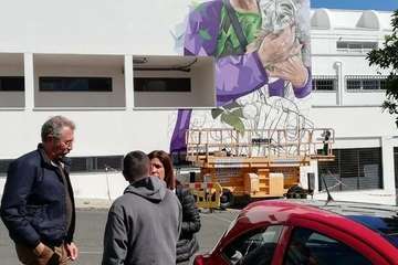La alcaldesa Carmen Hernández supervisó ayer los trabajos del muralista Matías Mata (Foto TA)